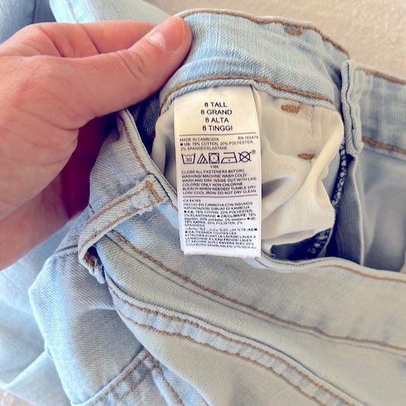 Light wash old navy skinny jeans. Size 8 - Picture 4 of 7